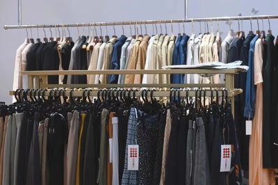 &ldquo;美女企業(yè)家&rdquo;變身時(shí)尚主播!金山這家寶藏服裝工廠(chǎng)店又火了